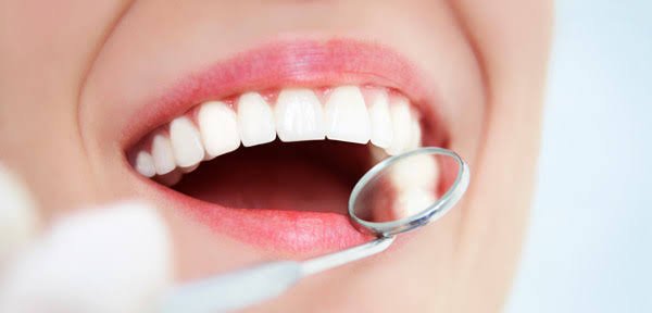 Sorriso durante avaliação odontológica